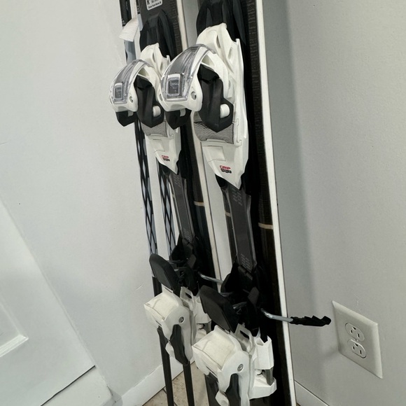 Top NOTCH Womans ski set up!! practically new bought jan2024!! Max 28hrs of use - Picture 15 of 16